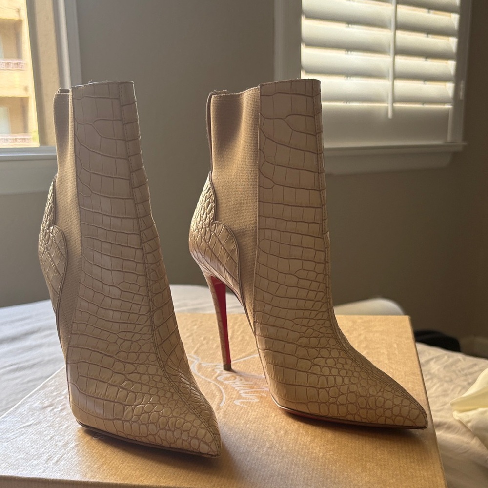 Christian Louboutin Beige Croc, Chelsea Chick Booty